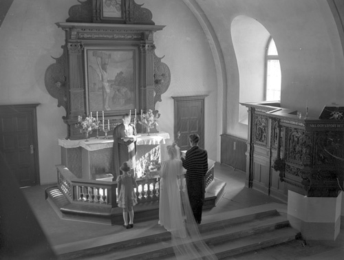 Laurent Hansson brudpar framför altaret Hjärsås.