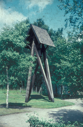 Tyringe klockstapel på kyrkogården i Tvärskog