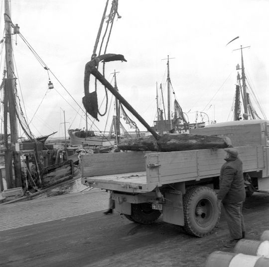 Ankare transporteras från Hamnen