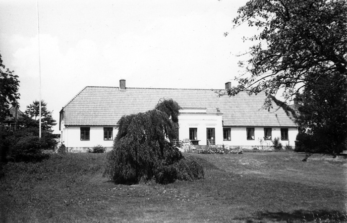 Kadesjö gård, säteri. Mangårdsbyggnad från 1800...