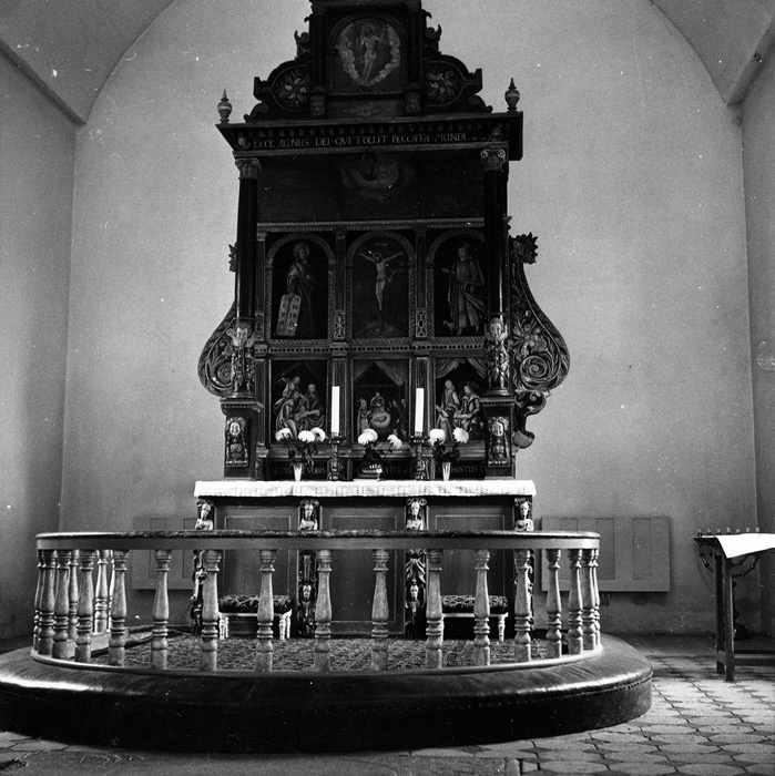 Gylle kyrka. Altare och altartavla.