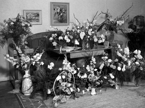 Fru Nilsson 50 års dag m. blommor Vänersberg.