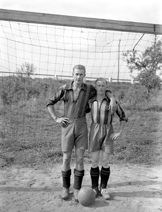 Harry Larsson o Allan Nilsson Mjönäs fotbollkort.