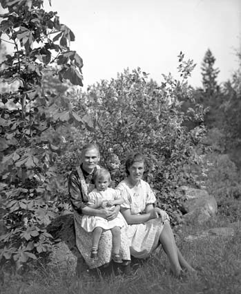 Hilda Strömberg med dotter Margit och dotterdot...