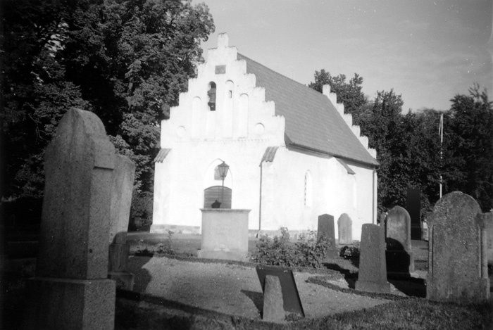 Den kvarstående delen av Hyby gamla kyrka i res...