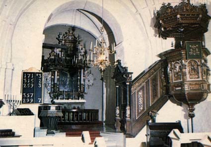 Altare och predikstol från 1600-talet.