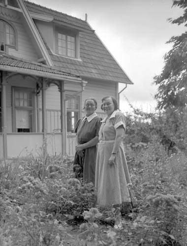 Klara Johansson o Ester ute Staversvad.