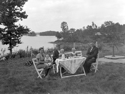 Folke Larsson familj mot sjön Mjönäs.