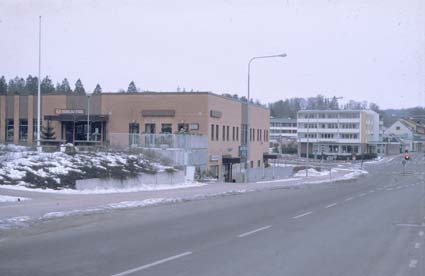 Storgatan i Örkelljunga med det nya biblioteket.