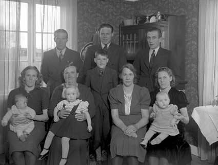 Otto Karlssons familjen (11 pers.) Arkelstorp.