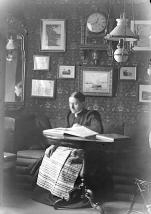 Sophie vid divanbordet. 3 mars 1899, stativkamera.