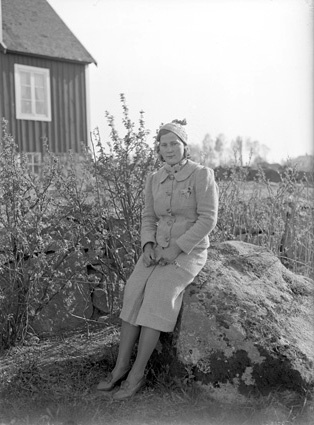 Greta Svensson Röetved sittande ute.