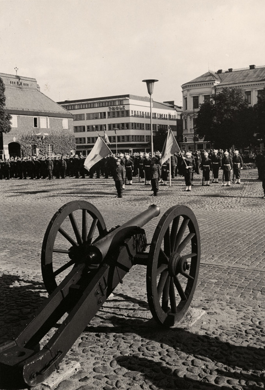Militärparad på Stora torg.
