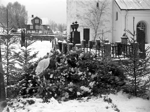 Elna Bondessons grav, blommor, Snäckestad.
