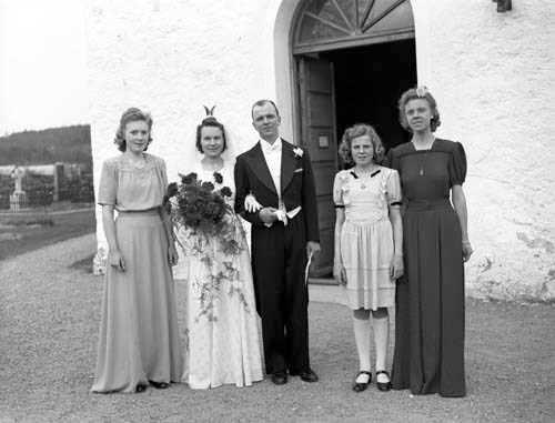 Aug.P. Lindén, brudparet m. tärnor vid kyrkan V...