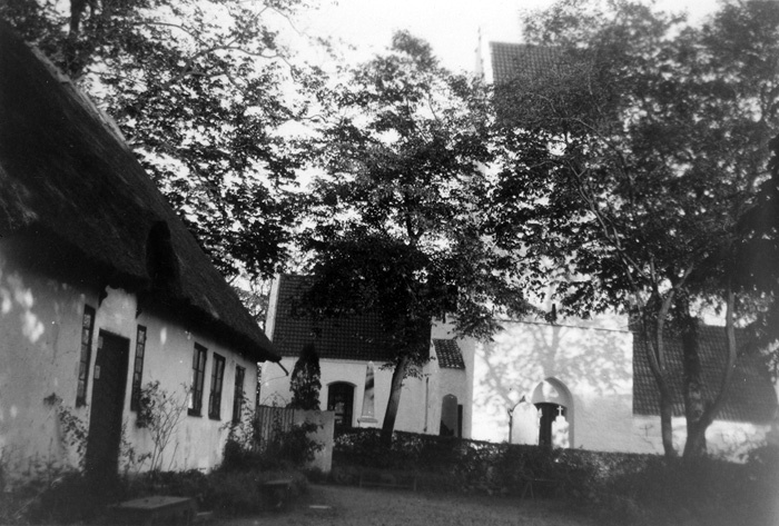 Burlövs kyrka och gamla prästgården.