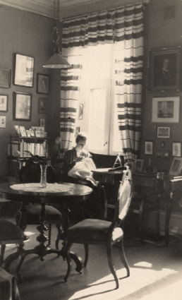 Amelie Q i sitt rum, Bantorget f. Lund. 1921.