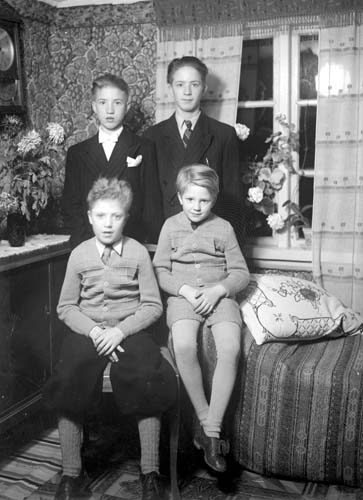 Bernhard och Anna Thuressons 2 barn + 2 Homment...