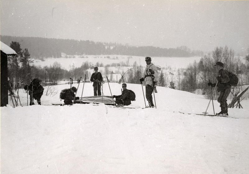 Soldater på skidor med en släde.