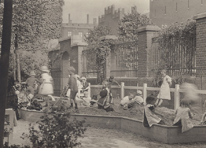 Köpenhamn 1913 Barnen i trädgården vid Radhuset.