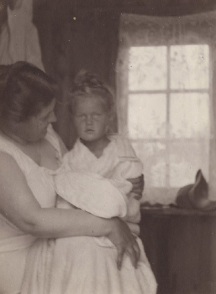 Falsterbo 1913 Mamma och Ingejerd i badhuset.