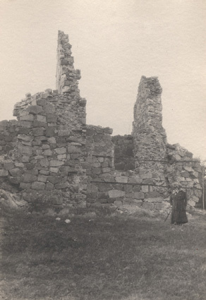 Mariefred, 1917. Ruin af Kärnbo kyrka. 