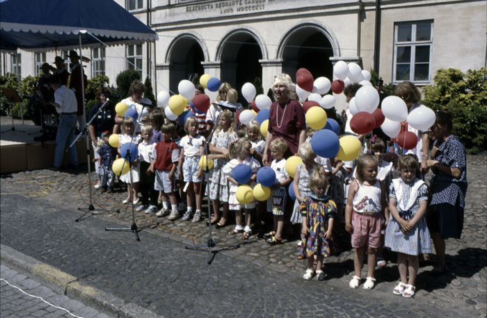 Barngrupp stående framför Stora Kronohuset.