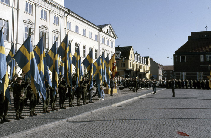 Militärparad på Stora Torg framför Stora Kronoh...