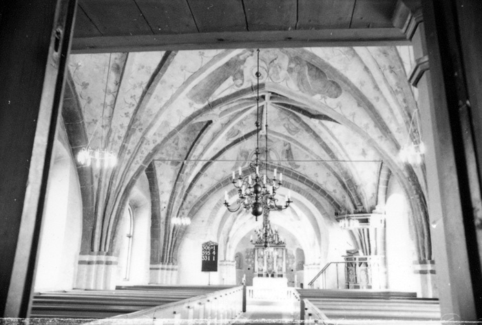 Gislövs kyrka med ny elektrisk belysning.