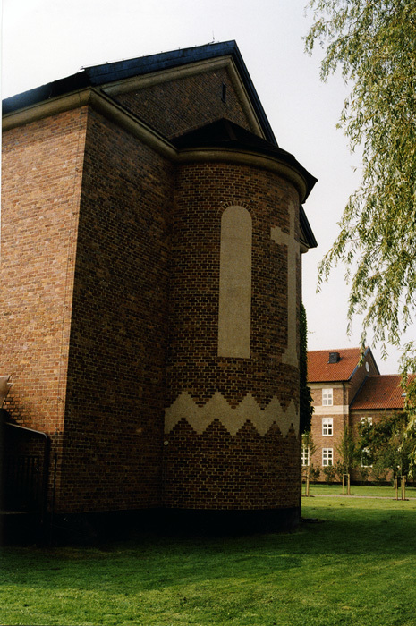 S:t Andreaskyrkan ligger i norra delarna av Hel...