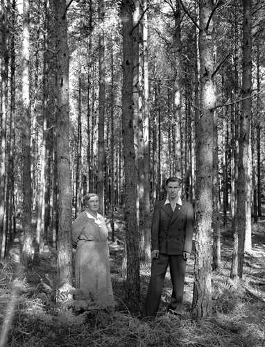 Agnes Jönsson med sonen Agne Persson i skogen, ...