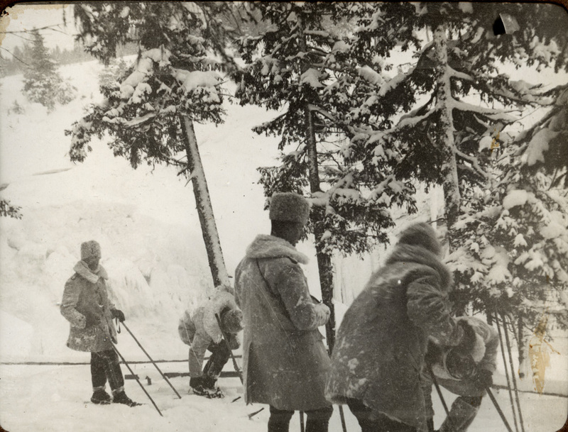 Militärer på skidor.