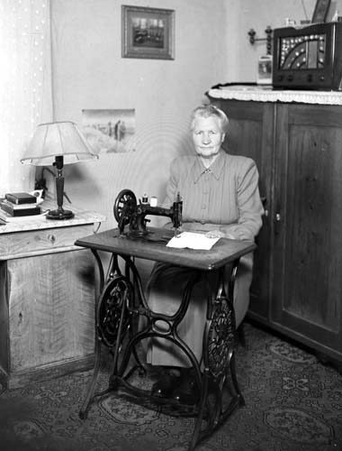 Fru Johanna Städe v. symaskin, Vånga.