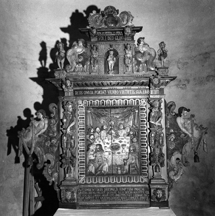 Borrie kyrka. Altaruppsatsen före konservering.