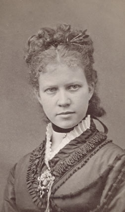 Baksidestext: Hilma Almblad d. 19/5 1875.