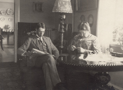 Agnes och Hans-Henrik i salongen 1924.