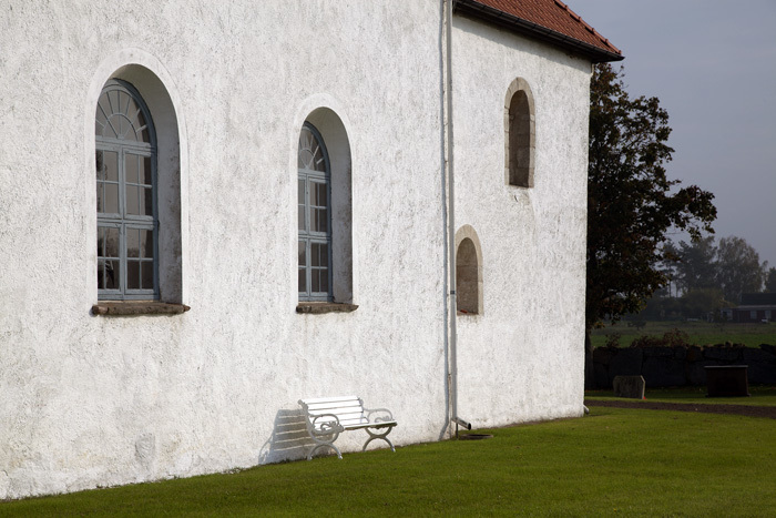 Fasadbild med fönster på Lyngsjö kyrka. 2011-10...
