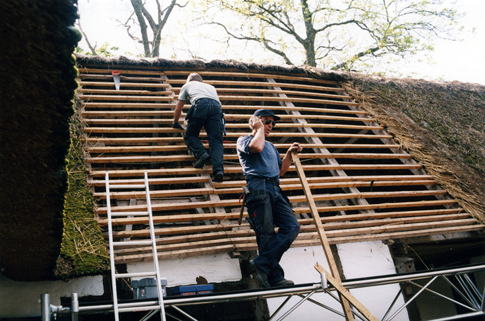 Renovering av taket på gård i Kumlatofta.