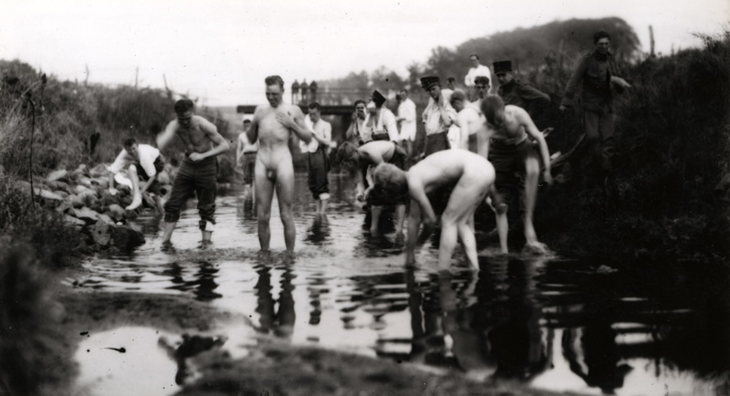 Militärer som badar i vattendrag.