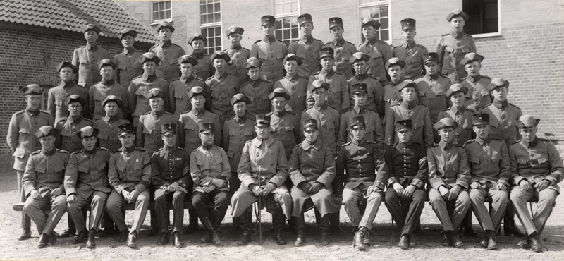 Gruppfoto av befäl och soldater på I 6 kaserngå...