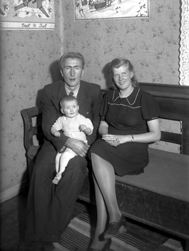 Allan och Klara Hamrin m. dottern Maj, Kasseboda.