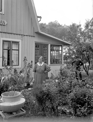 Uno Andersson Arkelstorp frun framför huset.