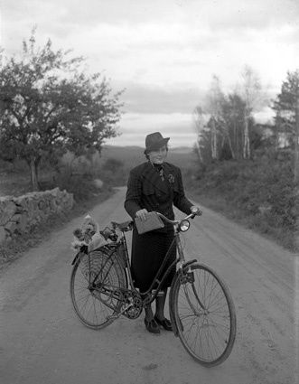 Greta Svensson m. cykel (i Bonslätt).