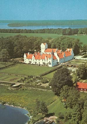 Bosjökloster: Romantiskt slott med vackra trädg...