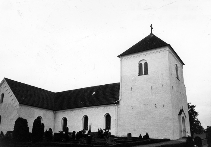 Grönby kyrka, sedd från nordväst.