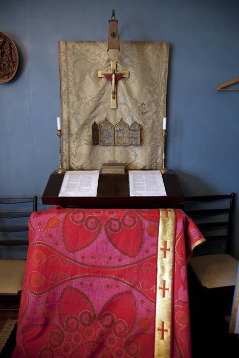 Altare med mässkrud i sakristian i Gratia Dei k...