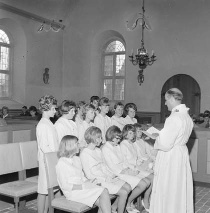 Konfirmation i Ivetofta Kyrka, 1965, kyrkoherde...