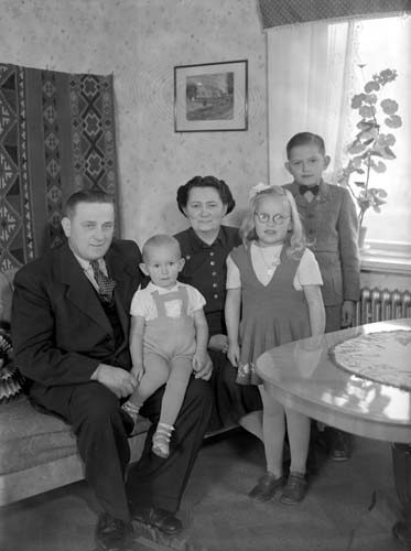 Tore och Essie Jeppsson med familj, Axeltorp. H...