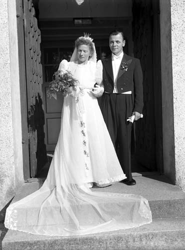 Ruben Svenssons bröllop på kyrktrappan Jedenryd.