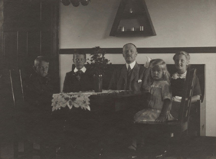 Falsterbo 1913 Pappa och barnen i matsalen i vå...